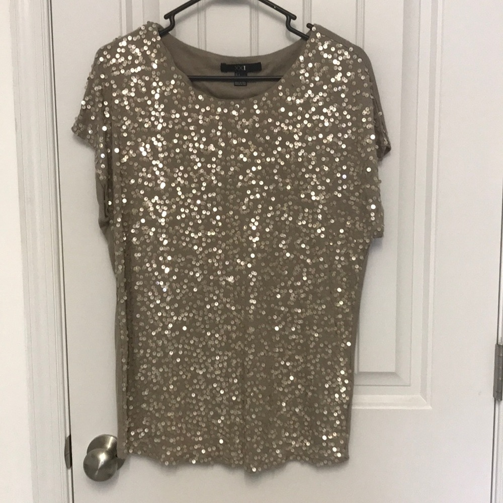 Cute loose fitting tee with sequins